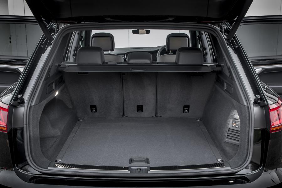 Багажник Volkswagen Touareg R-Line Black Edition 2019 года  (UK) (фото 12 из 24)